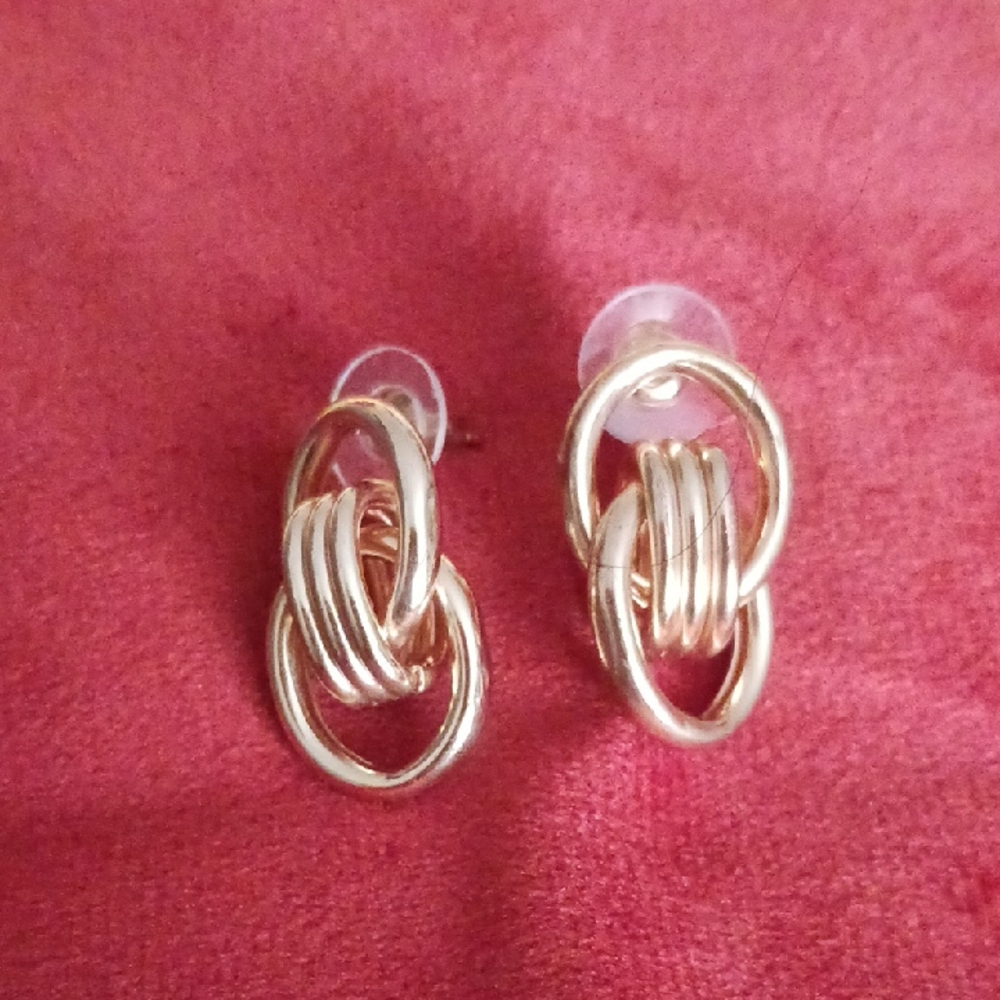 Elegant Gold Knot Earrings